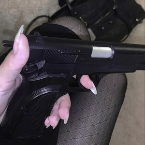 Tiene la Pistola (Explicit)