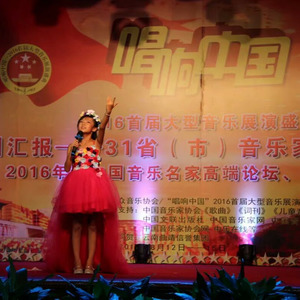 心中的歌儿献给党