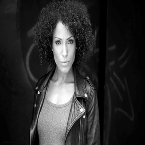 Hold Up(Bring It Down)[feat. Paul Pesco]