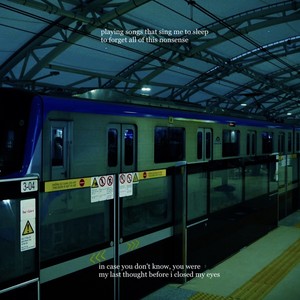 Ngủ Gật Bên Cửa Sổ Tàu Điện