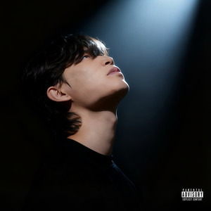 双手握紧麦克风