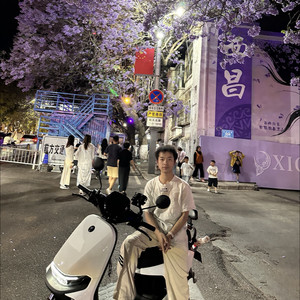 雨幕下的等待封面