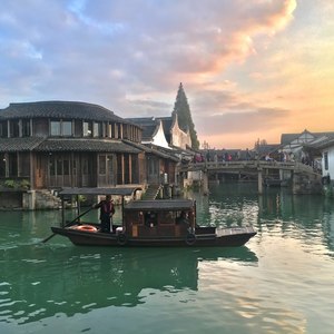 坐在巷口的那对男女