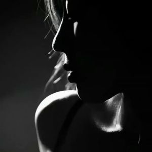 心伤难愈独徘徊