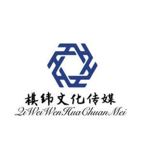 佳人轻抚桃花扇