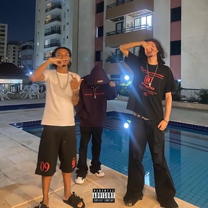 VETEMENTS NO BAILE (Explicit)