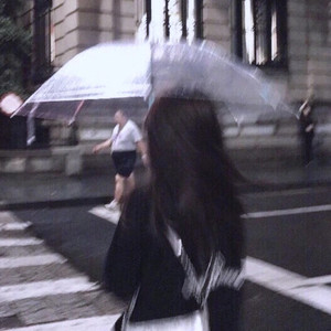 乌黑的发尾盘成一个圈