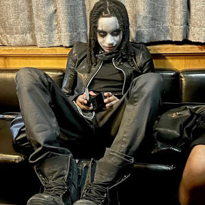 pose pose (Explicit)