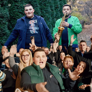 VALERUȚ ȘI GAȘCA BACALBAȘA VĂ COLINDĂ