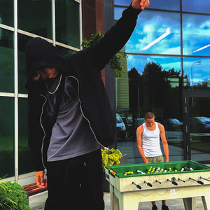 za rogiem (Explicit)