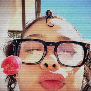 Srta. Amargada凸 (｀⌒´メ) !