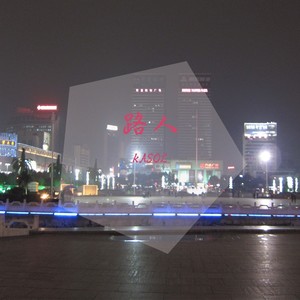 在角落里的男孩