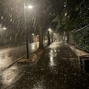 Llueve En La Gran Ciudad (feat. Rocki)