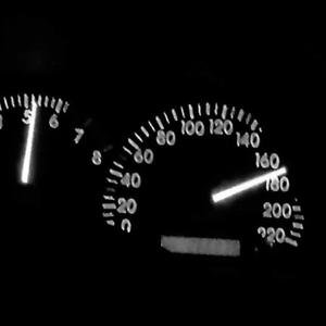 svart bil (feat. Bayne)