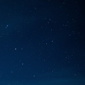 此刻我们正漫步在同一片星空之下,并怀着美好的憧憬而前行着.