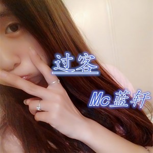 她只喝酒不说话