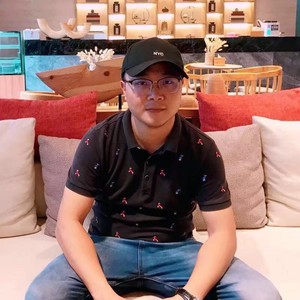 高举队旗跟党走