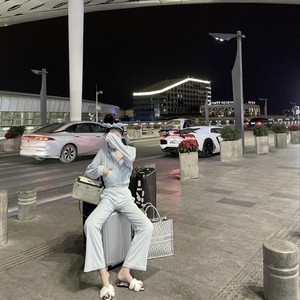 站在屋顶只对风说