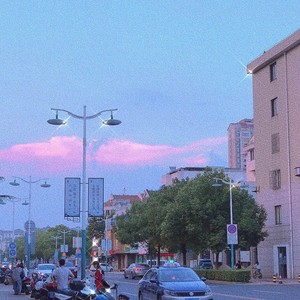 靠近