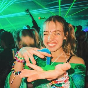 I Know This Pretty Rave Girl (feat. hloye) (Explicit)