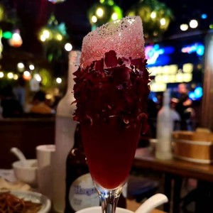 一个人喝酒流泪