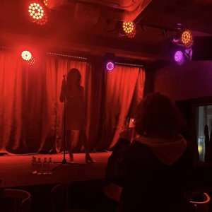 Она пыталась достучаться, но