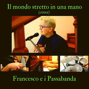 Il mondo stretto in una mano