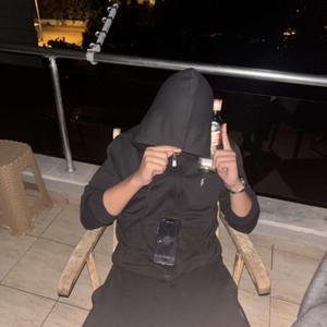 Hisler Gerçek, Gülüşler Sahte (Explicit)