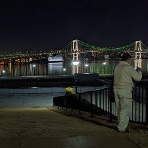 Conduciendo a la ciudad siente la noche.