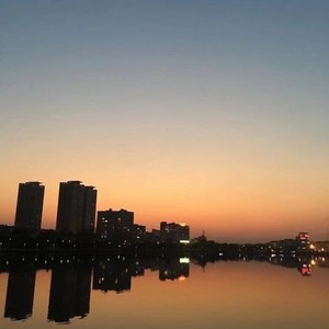 弹唱民谣歌曲的男孩