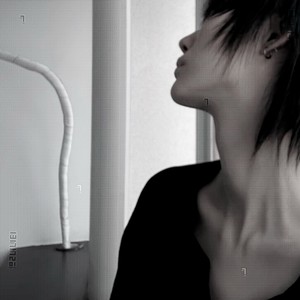 7￴￴ ￴ - 俯首称臣