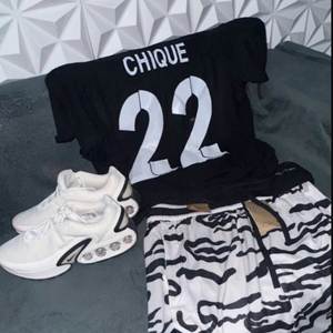 MANO CHIQUE (Explicit)