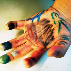 一只钻入云层，一只飘在河里