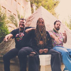 מה אנחנו עושים (feat. Avri G)