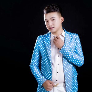 看谁都不如你 (伴奏)