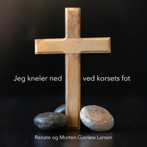 Jeg kneler ned ved korsets fot