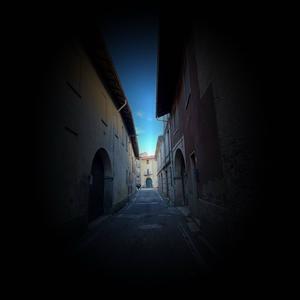 She Doesn't Know (feat. REDWLF)