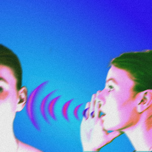 by zamilknąć, musi krzyczeć