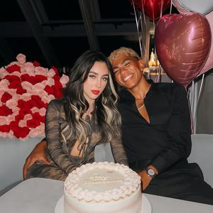 carmesí (feat. PW & Leirosee) (Explicit)