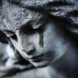 La Statue Pleure (Explicit)