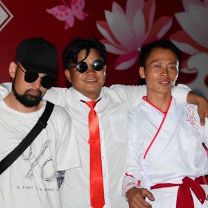 隔岸摘花手难伸