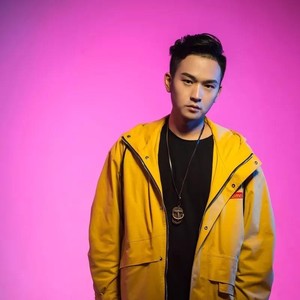 闪动泪光 (伴奏)