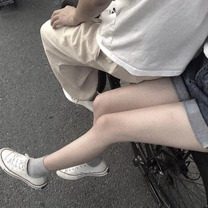 只在点烟时低头