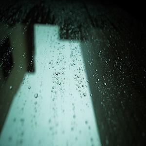 雨幕下封面