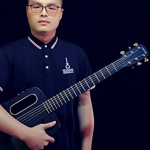 弹着吉他的男孩唱着歌的女孩