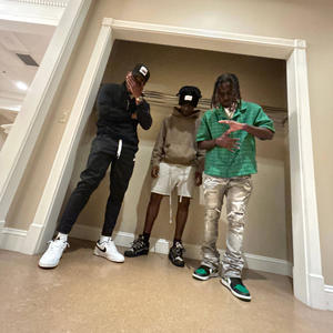 SNEAK IN (feat. 509 Sosa, Pop Ice & TheKid Kubo) (Explicit)