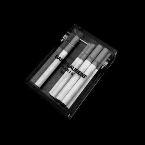 Zy - 镜中的自己偶尔红妆