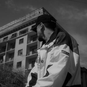 DOS VUELTAS AL RELOJ (feat. MATIAS FOUCAULT) (Explicit)