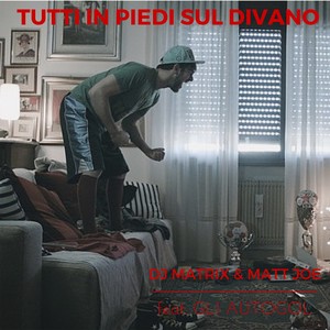 Tutti in piedi sul divano