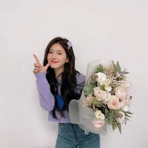 人归落雁后，思发在花前